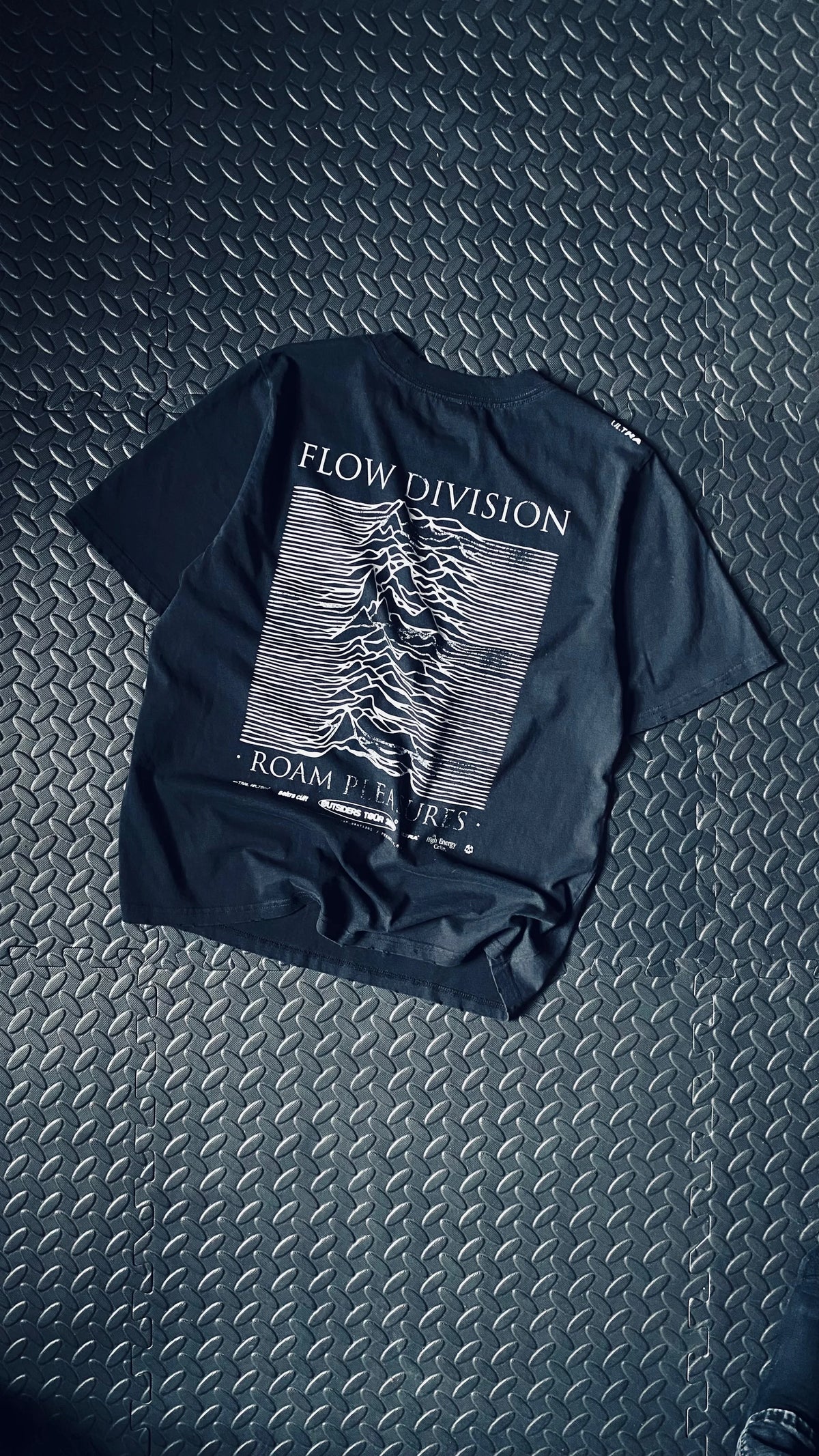 FLOW DIVISION TEE - AGED BLACK