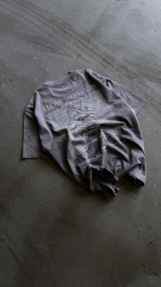 FLOW DIVISION TEE - AGED CONCRETE